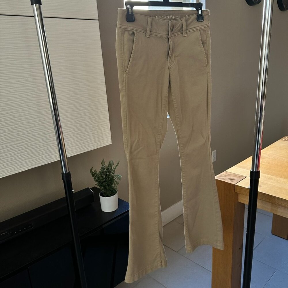 American Eagle - Low-rise bootcut khaki pant, size 2, short